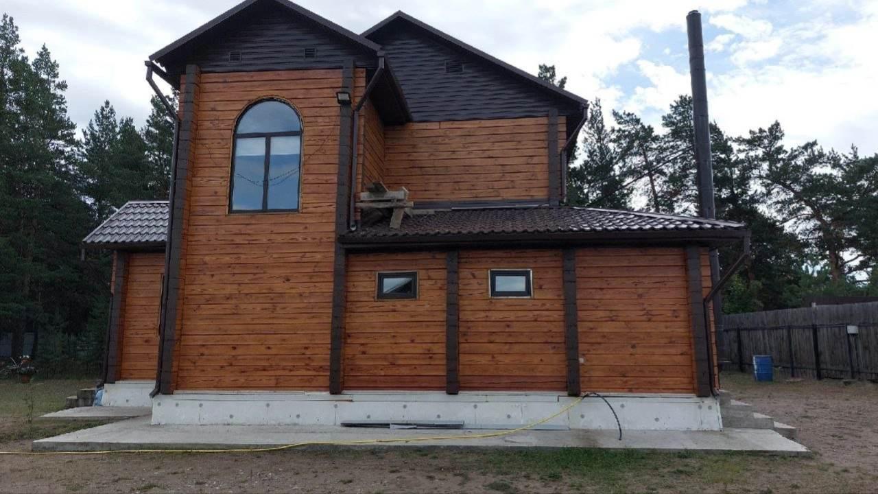 отшлифованный и покрытый лаком дом